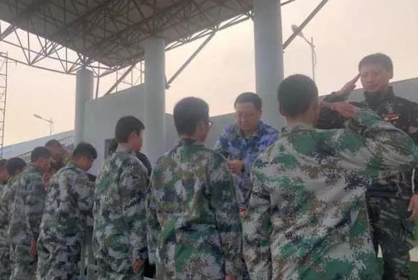 學子向教官致敬