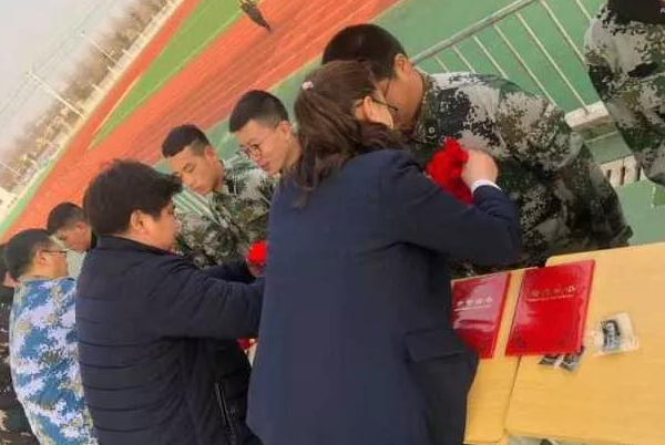 校領導為八維學子授銜