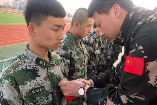 校領導為八維學子授銜